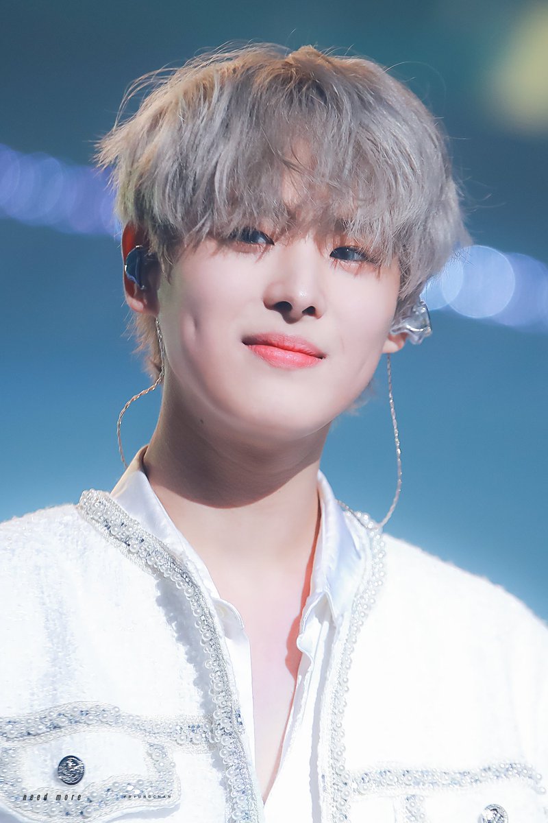 needmore_BC's tweet photo. 200104 VICTON 1st concert 'NEW WORLD'

💙앨리스 3주년 축하해욤!!💛

#병찬 #최병찬 #BYUNGCHAN #빅톤 #VICTON https://t.co/9G57QPJW64