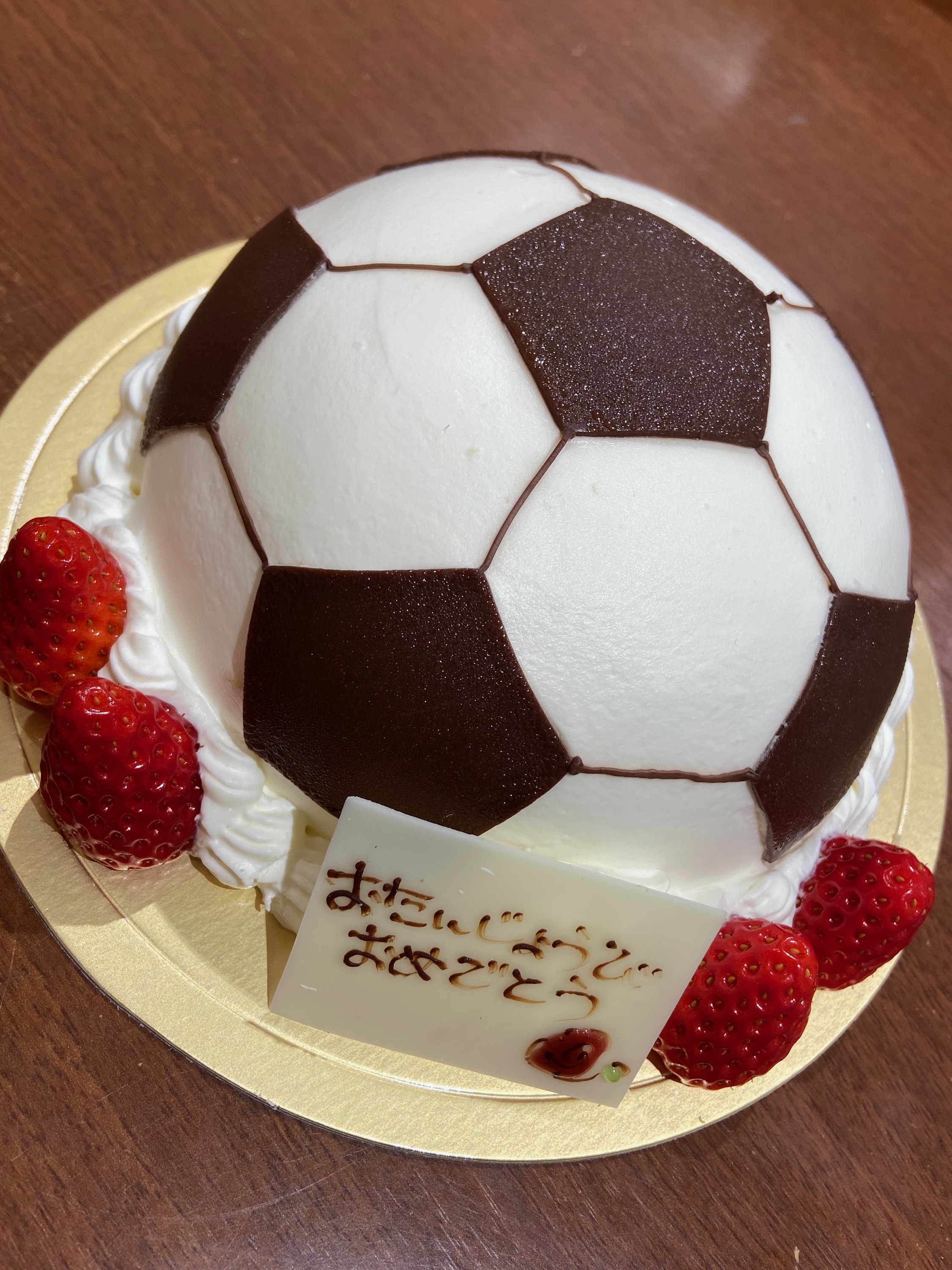 二子玉川 東急フードショー Ar Twitter 子供たちー サッカーは好きかい 実はオーシャン 学生時代はサッカー一筋でした ラ テール セゾン ではサッカーボール型のケーキが大人気販売中 サッカーボールの中身は苺たっぷりのショートケーキになっております