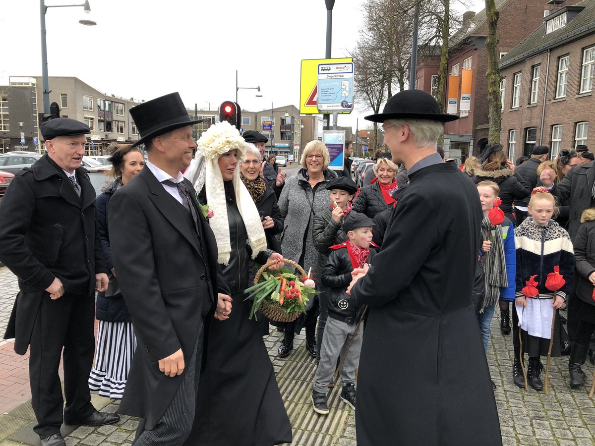 houtsekluppels's tweet photo. Vandaag vindt onze boerenbruiloft plaats. Een mooie dag, elk jaar weer. We hebben bruidspaar Frans-Josef en Jolanda thuis opgehaald en zitten nu in de kerk. @BlueBandHelmond #onecht #trouwen #feest #bruiloft #boeren https://t.co/aEqt2Dh0i4
