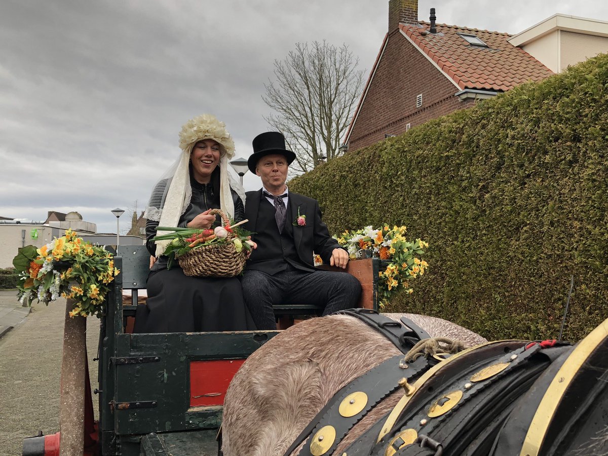 houtsekluppels's tweet photo. Vandaag vindt onze boerenbruiloft plaats. Een mooie dag, elk jaar weer. We hebben bruidspaar Frans-Josef en Jolanda thuis opgehaald en zitten nu in de kerk. @BlueBandHelmond #onecht #trouwen #feest #bruiloft #boeren https://t.co/aEqt2Dh0i4