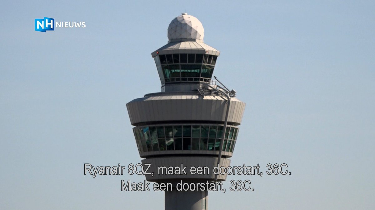 NIEUWS: 16 vliegtuigen landden op dichte baan Schiphol. Na 25 minuten kwam LVNL erachter dat de baan nog niet vrijgegeven was. Een Ryanair-Boeing moest op 50 meter hoogte een go-around maken. De vermoedelijke oorzaak? Lees en luister: nhnieuws.nl/nieuws/262091/… <a href="/NHNieuws/">NH Nieuws</a>