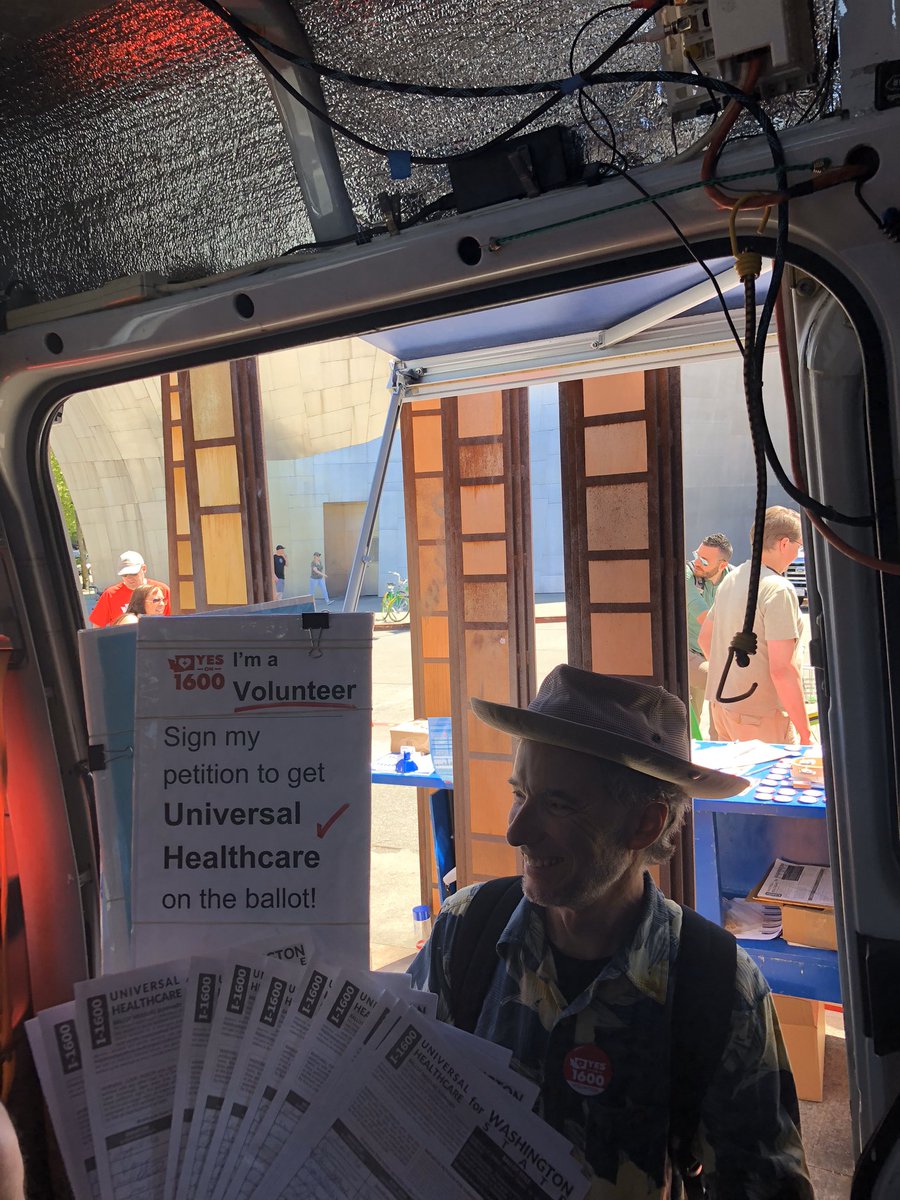RedBeretsM4All's tweet photo. @Thorn215 @progressive_her The #BernieVan is in Vegas??!
Here it was in 2018 in Seattle for @WholeWashington💯🍎🏩‼️ https://t.co/fyKPYgabUu