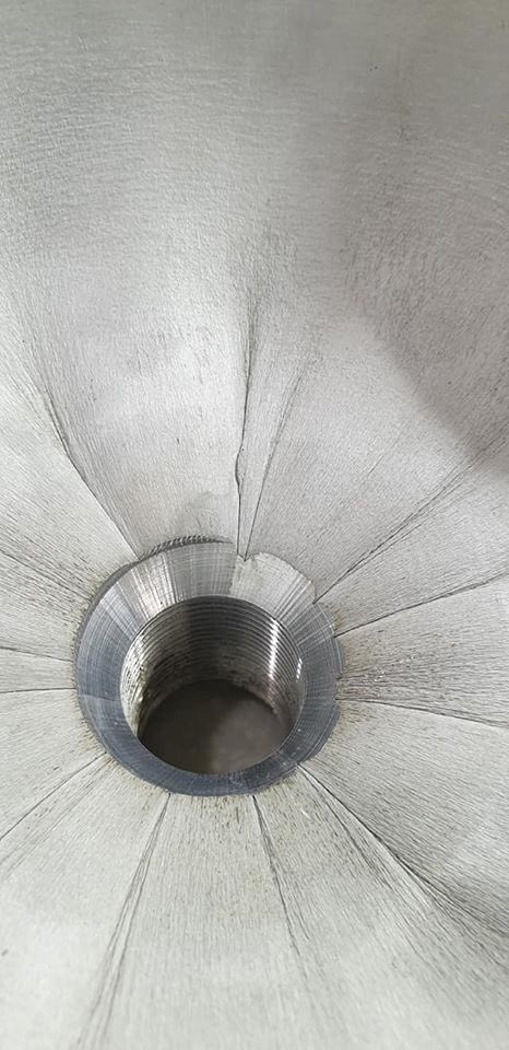 ScubaActive's tweet image. It's not often you come across manufacturing as bad as this on a modern aluminium cylinder.  Today's main manufacturers have the techniques to make a smooth transition from the shoulder to neck on modern cylinders.

When a ASSET member sent these photos, We where appalled.