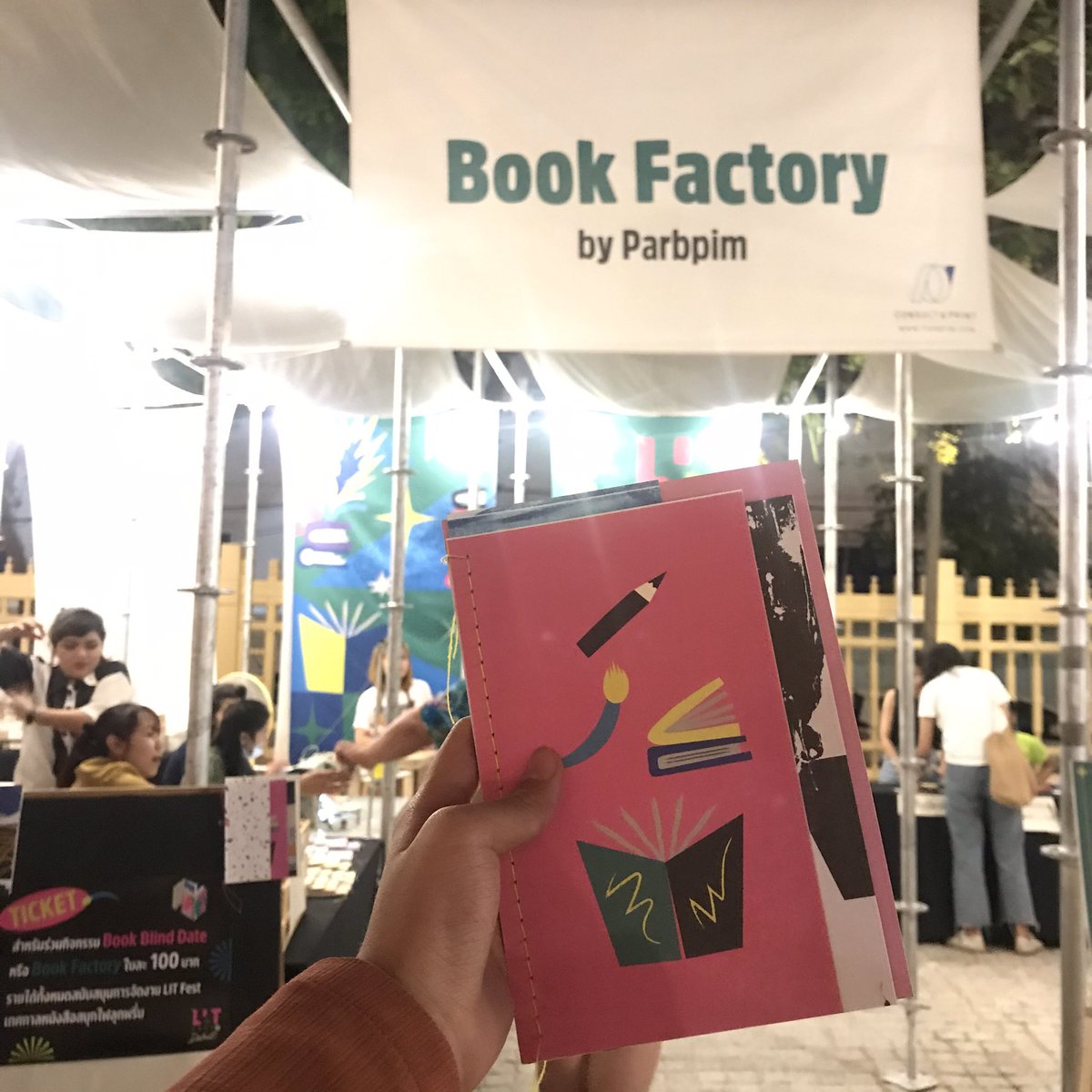 jajahii's tweet photo. 16 feb 2020 / ต่อ

#LITFEST2020 :—)
เก็บอีก event ที่อยากไป
มู้ดดีมาก ชอบมาก 

ไปทำหนังสือของตัวเอง
Book factory สุดประทับใจ
ซื้อโปสการ์ดปุ๊กปิ๊ก

เดินเก็บบรรยากาศ
อ่านความคิดของผู้คนผ่านตัวอักษร
และเสียงหัวเราะ https://t.co/KhQjCI8TeM