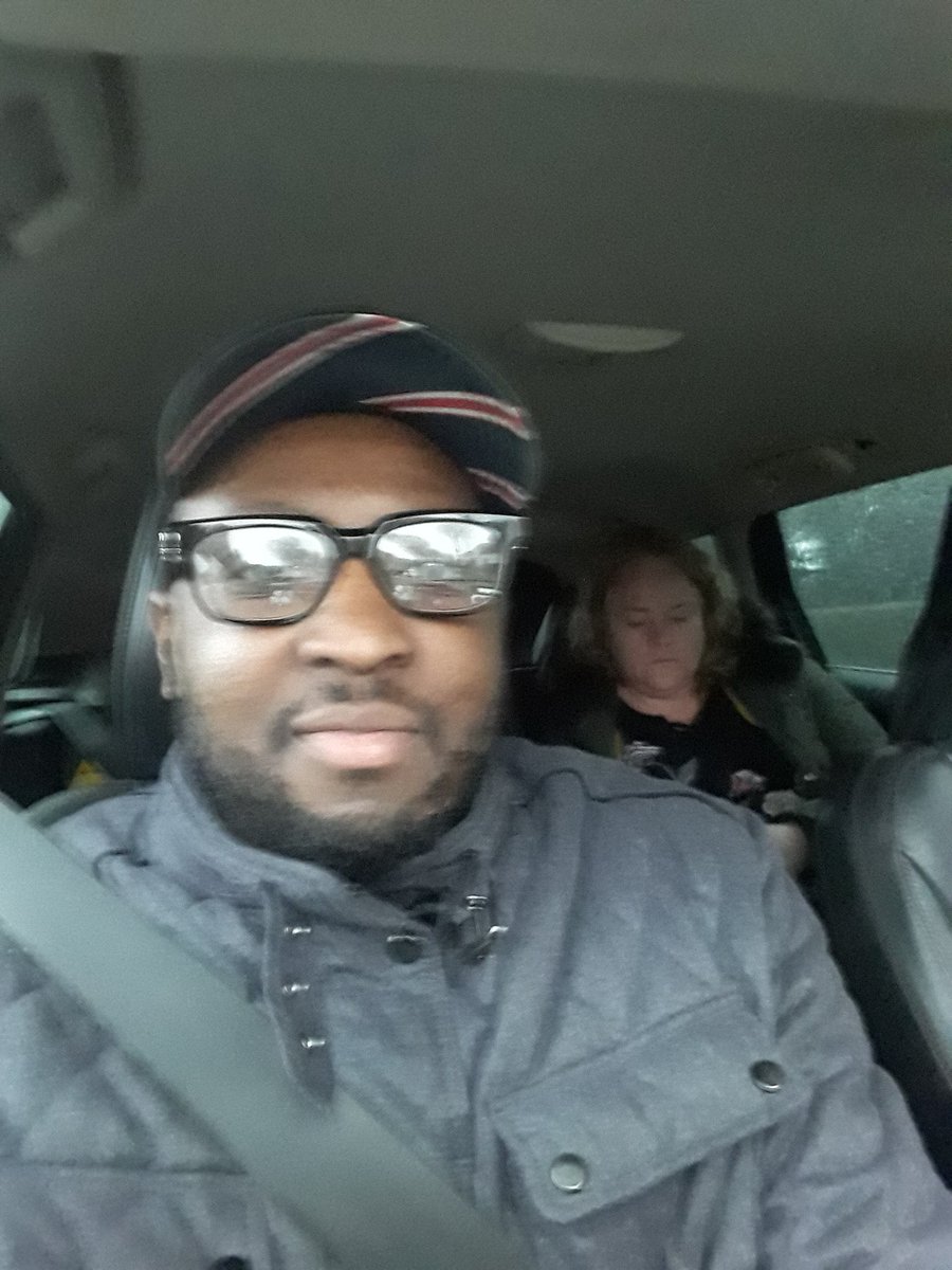 bozerneger's tweet image. #moeva zit achter in.taxi.
Zij is boos op mij🤣🤣