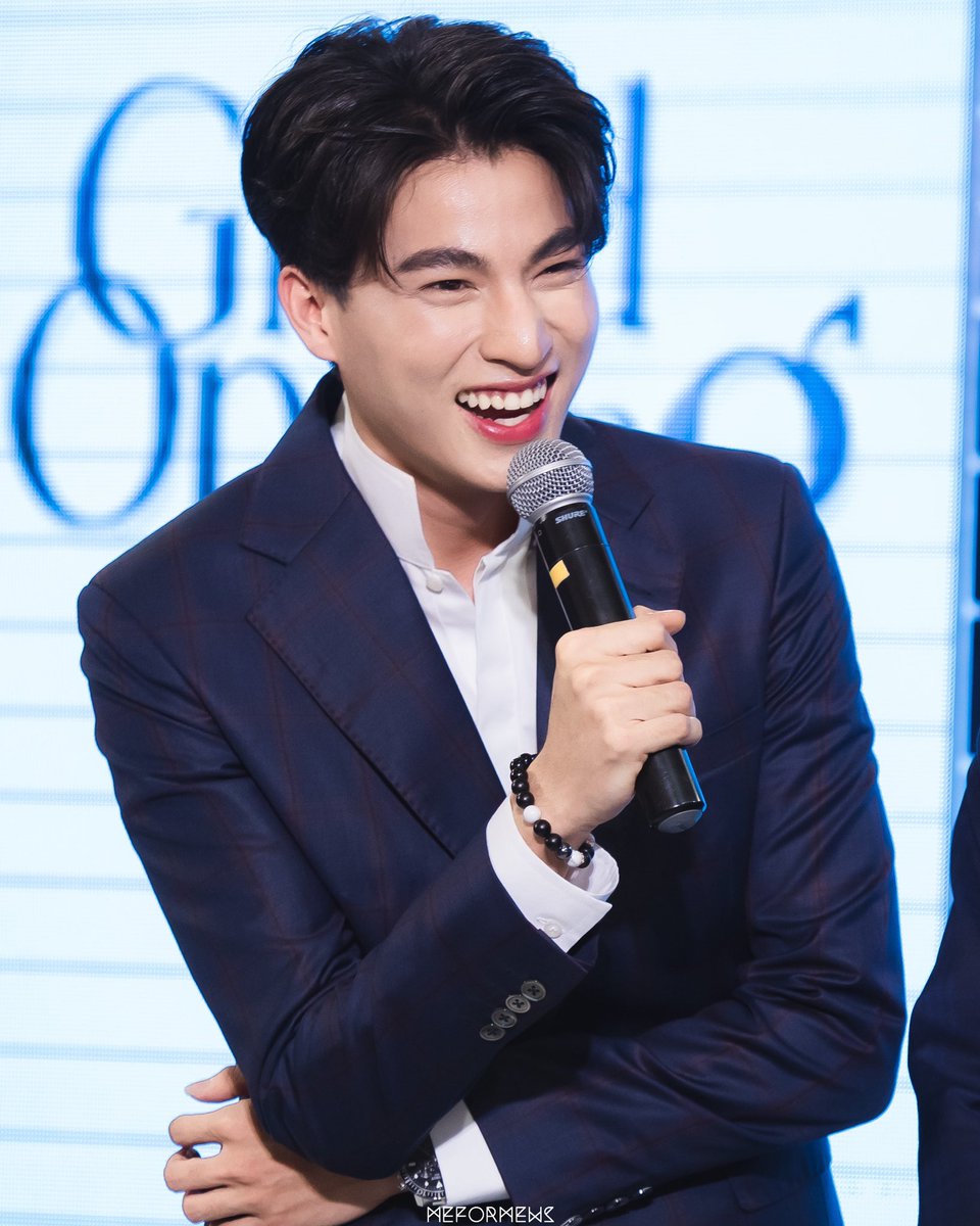 MeforMews's tweet photo. ความสดใสของเซนทรัลลาดพร้าว 😊❤️
@gulfkanawut 
#DestinyClinicxMewGulf
#GulfKanawut 
#ลูกบอลของคุณบิ๊กกลัฟ 
#หวานใจมิวกลัฟ
#MeforMewSpix https://t.co/xsk6YZYbYp
