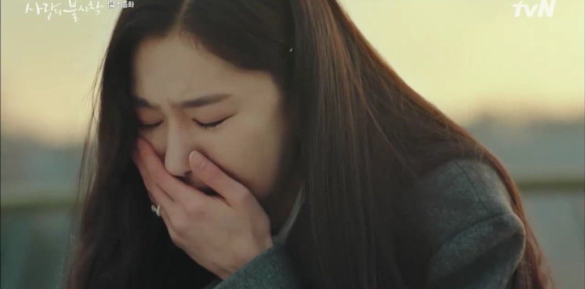 kdramasfangirl's tweet photo. did i just spend 16eps of cloy just to see seungjun died inside the ambulance &amp; seodan sobbing so hard lonely in the bridge??!!??! how can they gave us a tragic ending in romdom drama huh is this even make sense??!!?!! #JusticeForSeungDan #SeoJiHye #KimJungHyun #CrashLandingOnYou https://t.co/O2wtthyeig