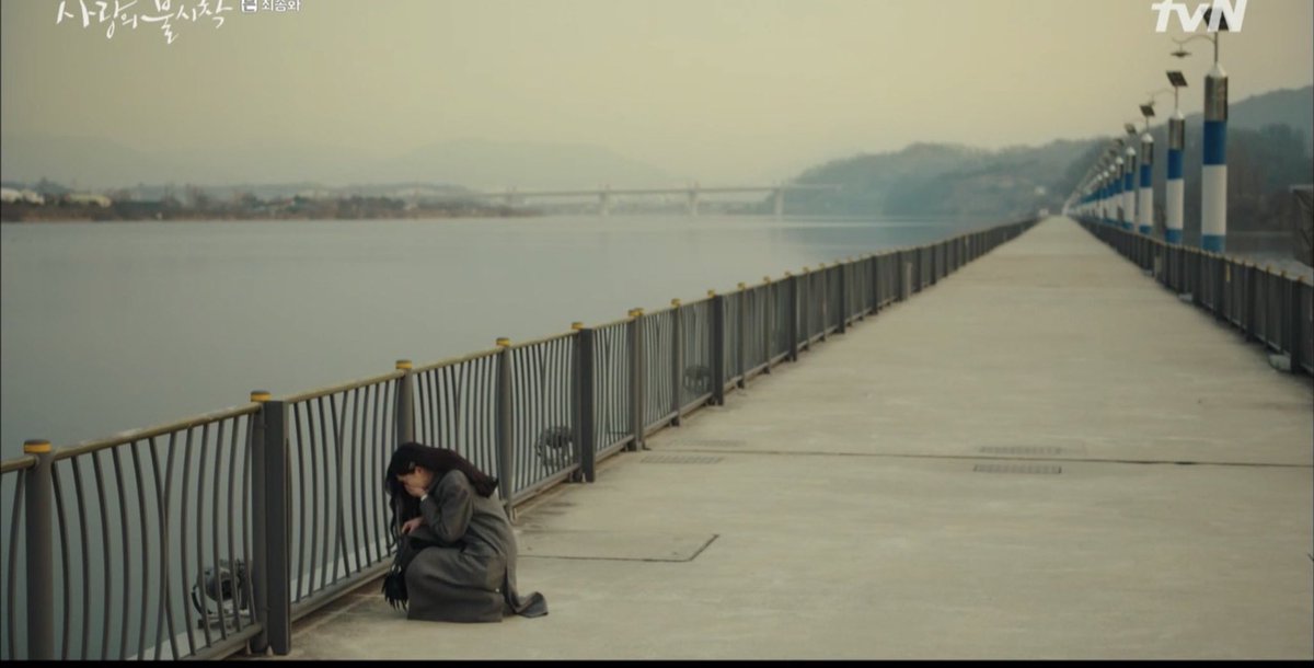 kdramasfangirl's tweet photo. did i just spend 16eps of cloy just to see seungjun died inside the ambulance &amp; seodan sobbing so hard lonely in the bridge??!!??! how can they gave us a tragic ending in romdom drama huh is this even make sense??!!?!! #JusticeForSeungDan #SeoJiHye #KimJungHyun #CrashLandingOnYou https://t.co/O2wtthyeig