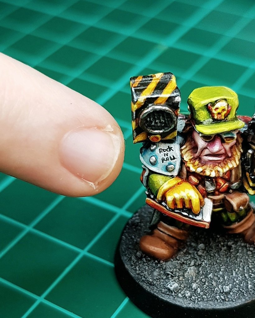 Another day, another funky lil space dwarf. 

(Including pic of my already stupidly small pinky finger for size comparison because rock n roll is way 2 small 🤟 )

#squatgoals #stupidfunkyspacedwarfs #warhammer #warhammer40k #paintingwarhammer #oldhammer