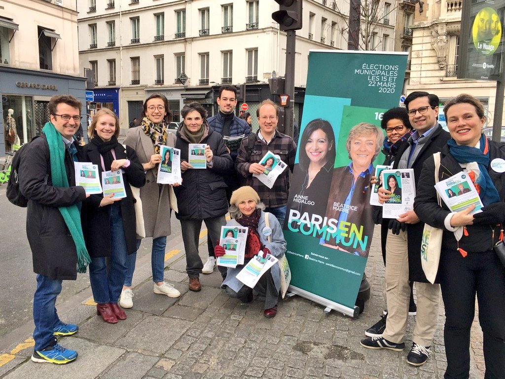 BeatriceMarre's tweet photo. Malgré le vent, nous étions présents ce matin à Passy et la Porte de Saint Cloud pour vous présenter notre programme pour le #16e et vous inviter à notre prochain café débat sur la mobilité et la végétalisation dans nos quartiers. https://t.co/1Ib35JCJTn