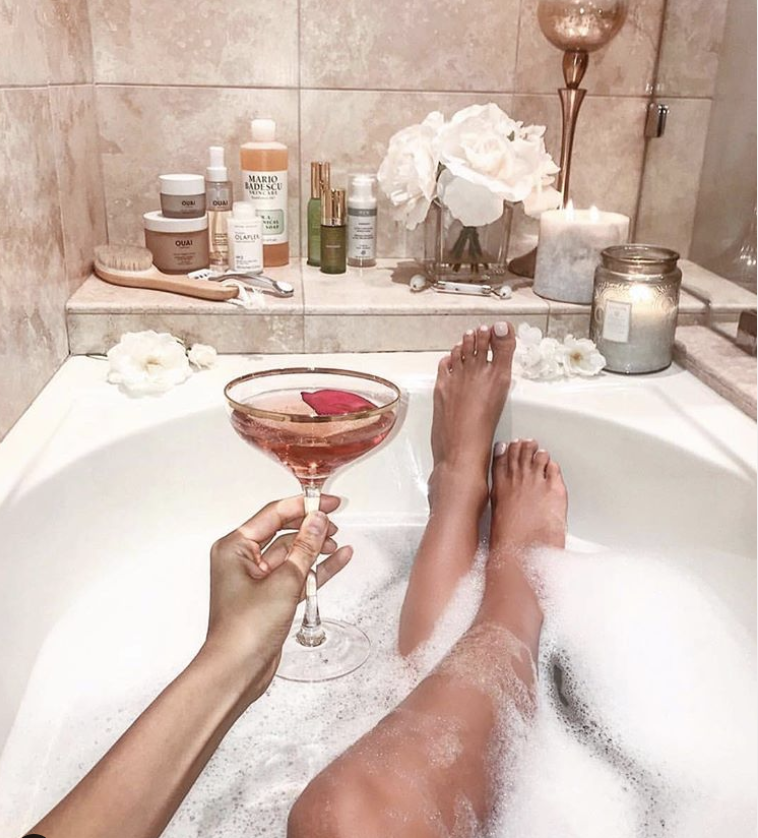 Our perfect #SelfLoveSunday goal 💕
🛁
What makes your time in the tub extra fabulous. Added treat of glass, chocolate, read, music, quiet? Do tell. 
🛁
#selfcaresunday #sundaymood #sundaytreat #seriousbathersclub #bubbles 

📸alanahosn