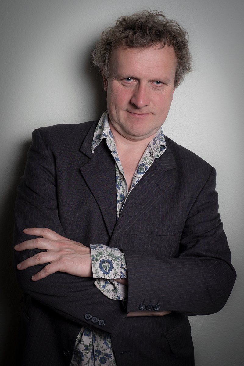 un o #brofiadaumawrbywyd #GALAR gyda'r digrifwr a'r meddyliwr <a href="/noeljamescomic/">noel james</a> am 4 <a href="/BBCRadioCymru/">Radio Cymru</a> 
Dewch ar daith fydd yn pendilio rhwng chwerthin a dagrau, y doniol a’r dwys, yr ysgafn a’r athronyddol wrth i Noel geisio deall y profiad newidiodd ei fywyd pan oedd yn 20 oed.