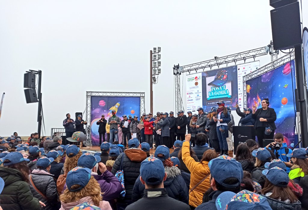 PlaEricRibelles's tweet photo. Tot i la #boira típica de #Ponent 6.000 persones han envaït aquest matí el @TuroSeuVella  de gorres solidàries de la festa del #PosatlaGorra 🧢🧢 d'@AFANOC que ha estat presentada pel mític @PostureigLleida i la #PostuSister https://t.co/ixrzW0qWaX
