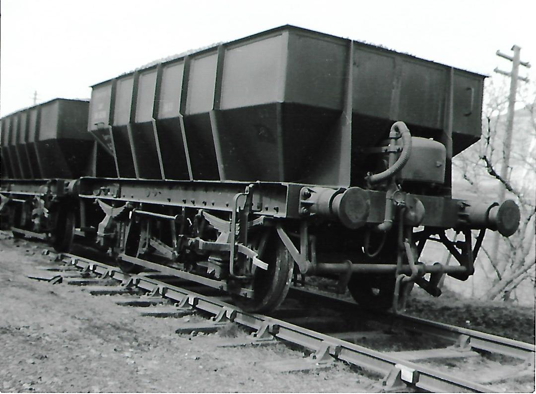 SalopianLyne's tweet photo. #WagonArchive No.358 : GWR Great Western Railway design 20 Ton Ballast Hopper W50076 built at Swindon in 1948. Coded HERRING by British Railways. Vacuum Cylinder & brake rigging prominent. Arenig 23/4/60 #GWR #BritishRailways #Herring #trainspotting #Wagons #Arenig #Swindon 🤓 https://t.co/oPZmHHNtru