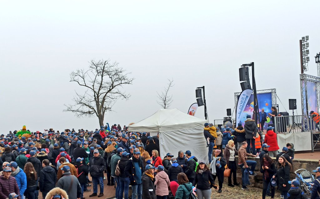 PlaEricRibelles's tweet photo. Tot i la #boira típica de #Ponent 6.000 persones han envaït aquest matí el @TuroSeuVella  de gorres solidàries de la festa del #PosatlaGorra 🧢🧢 d'@AFANOC que ha estat presentada pel mític @PostureigLleida i la #PostuSister https://t.co/ixrzW0qWaX