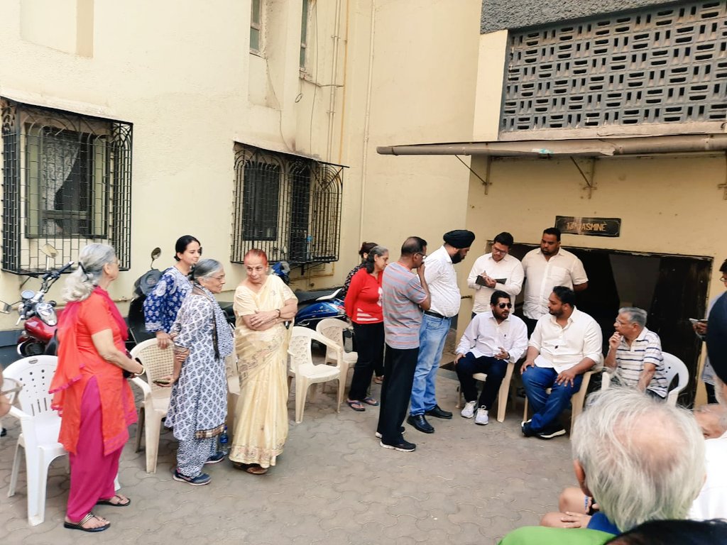 MNCDFbombay's tweet photo. In an attempt to encourage
Public-Politician-Administration partnership,
Maharashtra's youngest state assembly leader MLA Zeeshan Siddique @zeeshan_iyc met @KhernagarALM residents today along with @MNCDFbombay founder Adv. Karnani &amp; heard out their civic grievances at length. 1/2 https://t.co/PfXZr0IMUA
