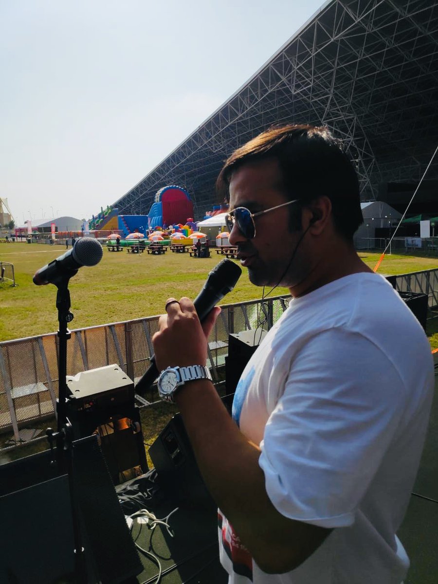 VocalVaseem's tweet photo. In my head,whispers of your promises echoing  like ‘sound check’!🎤🎤🎧🎧🥁🎻🎸🎼

#VocalVaseem #VaseemAhmed #Singer #Performer #Soundcheck #Music #musiclover #Onstage. https://t.co/BBFzziXPD0