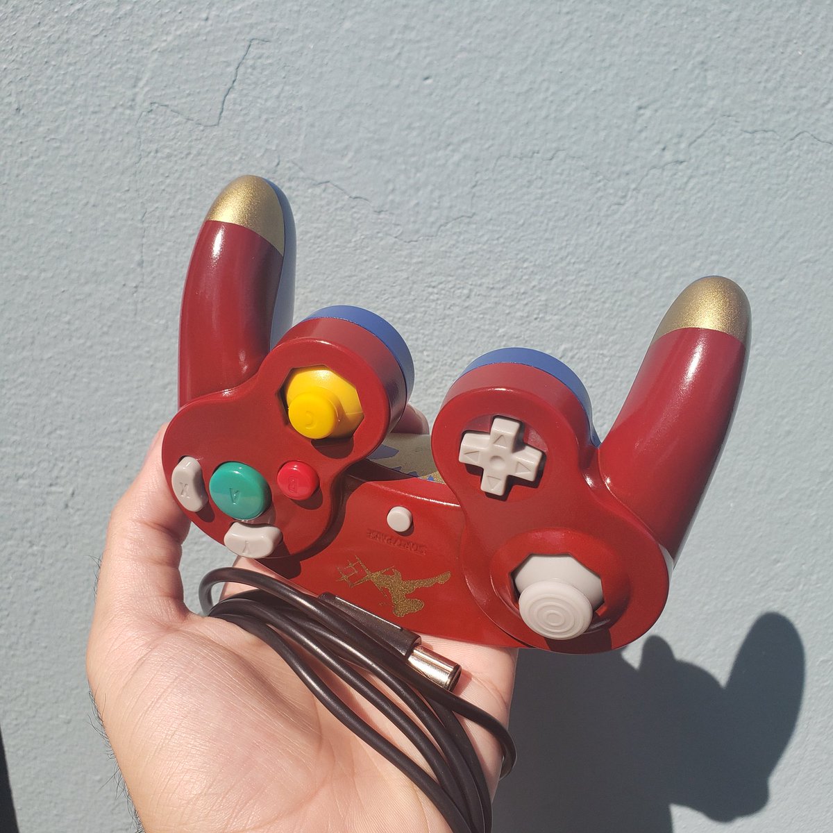 ScrewAttack_Art's tweet photo. Captain Falcon inspired for David Gonzalez aka Ave
Gold really pops on top of red 
Ngl kinda looked like Captain Marvel...

#smash #smashbros #supersmashbros #gamecube #nintendo #nintendoswitch #switch #videogames #captainfalcon #fzero #customcontroller  #custom #paint #paintjob https://t.co/iiKeckRS8K