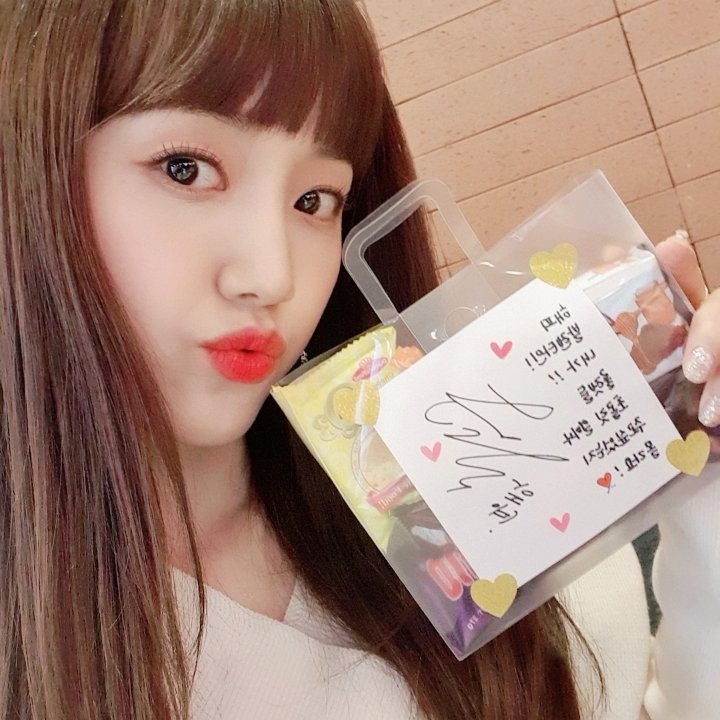 CherryBulletBR's tweet photo. [FANCAFE] 16.02.20 | Atualização da #Haeyoon.

✎ Ggomagi está aqui♥️ + JjoGgoLet* 

Você gostou do chocolate de ontem???
Não desperdice e não coma tudo de uma vez!!
O amor foi colocado em cada um
 Então coma feliz ㅎㅎㅎㅎ okay?

(+)
#CherryBullet #체리블렛 #해윤 https://t.co/c24QW83Agz
