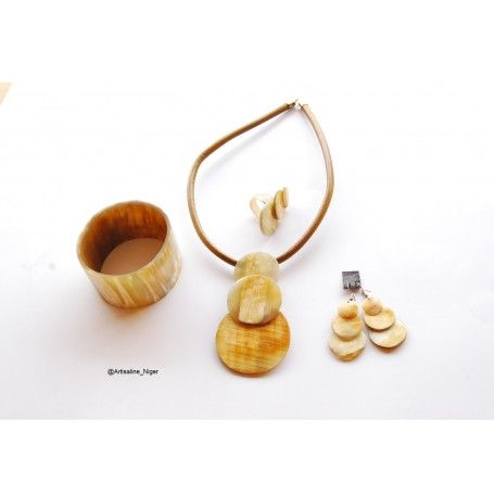 artisaline's tweet photo. Cet ensemble est fabriqué par des artisans nigériens. La bague, la boucle d’oreilles, le collier le pendentif est corne et la corde est en cuir. Cliquez ici pour commander dès maintenant!😉
https://t.co/WVmeS11LeN https://t.co/GrBbE589eW