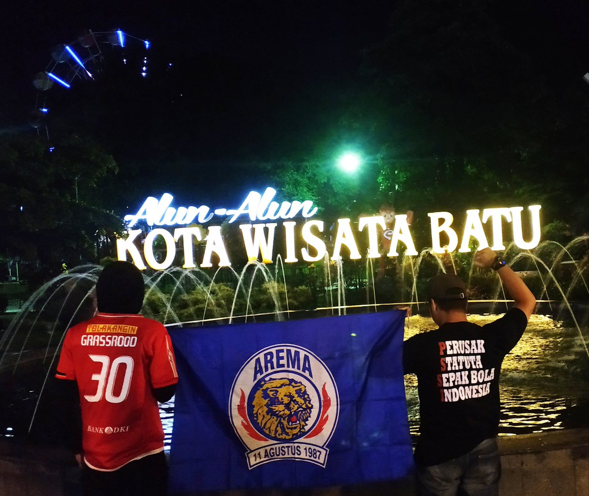 Disini sepenuh hati
Demi kehormatan dan harga diri
Terpatri cinta ini tak pernah mati
Disini segenap jiwa
Dengan darah keringat dan air mata
Yakin kan Setia ini #SaudaraSelamanya❤️💙