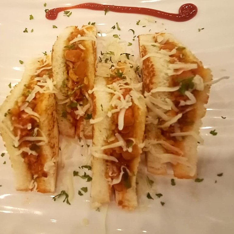 PuneFoodSpot's tweet image. Nice twist to baked beans on toast , baked beans in cheese sandwich at Cafe London Dreams koregaon Park Pune @PuneFoodSpot @PuneFoodAlerts @pune_pulse @FoodAddaIndia @dessertnsnacks @INDIAFOODMUSIC