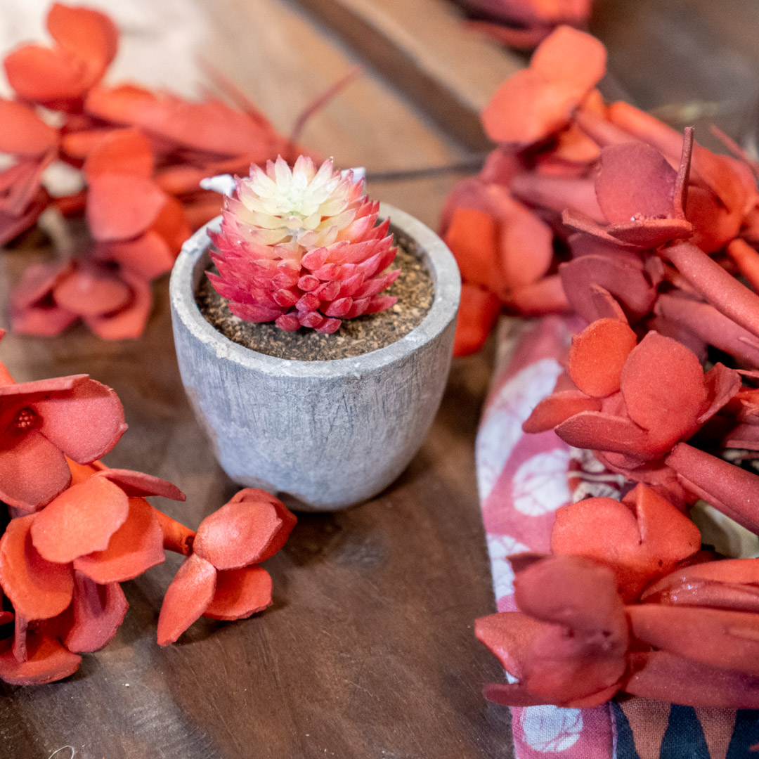 TreehouseG's tweet image. Fill the room with love❣️Low-maintenance foam flowers are always in style. Today is the last day to get 15% off all home accessories!⁣

#treehousegallery #treehousegalleryfurniture #stpetefl #stpetersburgfl #ilovetheburg #iheartstpete