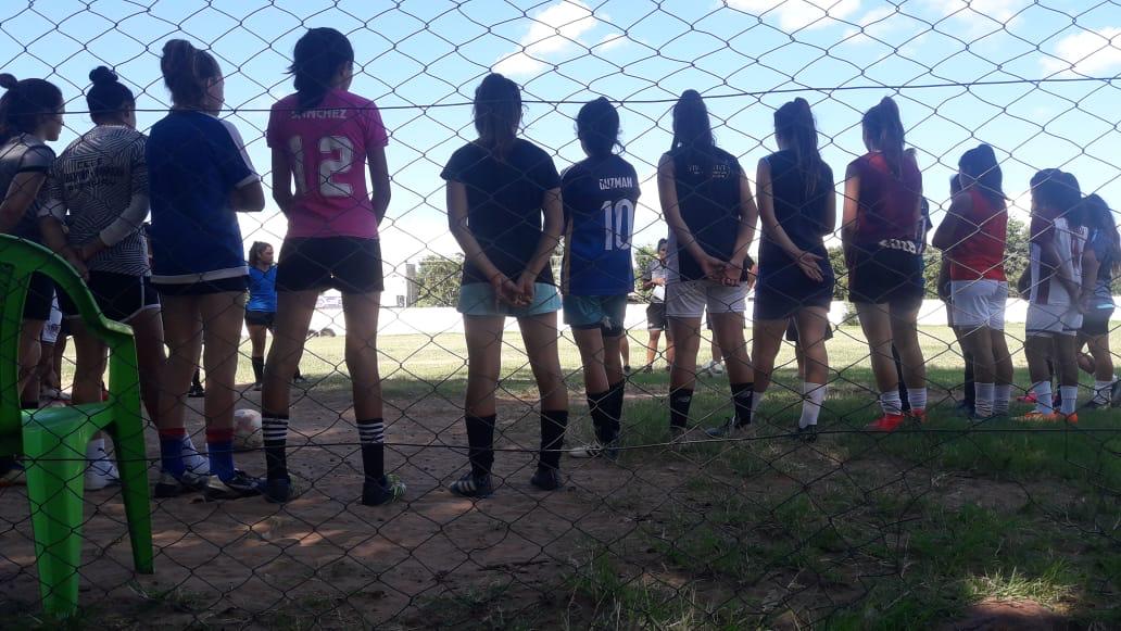 SirenasDelGol's tweet photo. NOTI #FutFemPy 
El club @CLLPY inicio la Captación de Talentos juveniles y con una buena convocatoria. El jueves y viernes se iniciaron y continuarán lunes y martes. Estas a tiempo aún de sumarte!!
🕔 Horario: 15:00 HS
📍 Lugar: Cancha Auxiliar Club Sportivo
Limpeño. https://t.co/YvPcFpb2p7