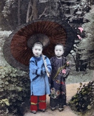 YoulanTours's tweet photo. Principios del siglo XX, imagen de dos niños chinos en Pekin⁠
⁠
Colección de postales coloreadas digitalmente y publicadas online por The New York Public Library⁠
⁠
#vidaenpekin #streetlifeofbeijing #chinesetraditions #chineseculture #chinesepic #año… https://t.co/cRQ4eomBhe https://t.co/1b20VozElL