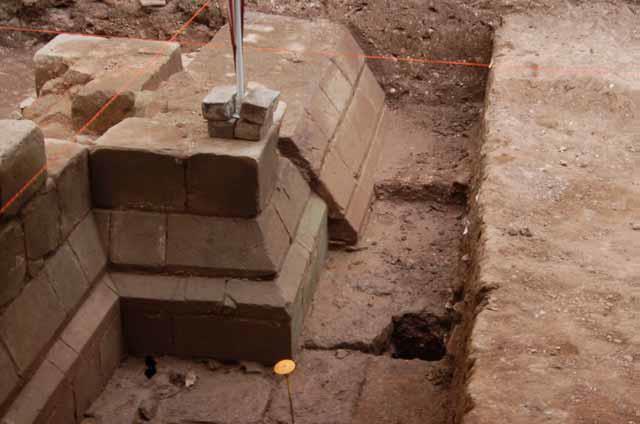 Back in 2005 &amp; 2006 our archaeologists excavated at The Commandery, finding the 13thC chapel &amp; a wonderful Wyvern tile. Many volunteers helped us &amp; had their first experience of a dig (were you one?). #LoveWorcester
Read our newsletter of the time bit.ly/2wnffNt