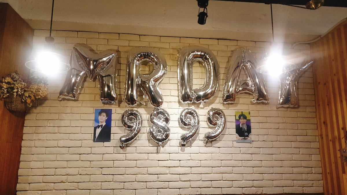 UTS_ASTRO's tweet photo. #늑대소년_차에타봐
#9899_조상즈_언제나_함께하길
마지막날 눈보라를 헤치고 갔다왔네요☃️☃️
빈이사진 민혁이 사진으로 가득하고 직원분도 친절하셔서 더 있고싶었는데 친구와 약속이 있어 금방 일어나 아쉬웠어요ㅠ 조상즈 이벵카페는 없어서 아쉬웠는데 이렇게 이벤트 열어주셔서 감사합니다~🙇‍♀️ https://t.co/s3NUHQe8gZ
