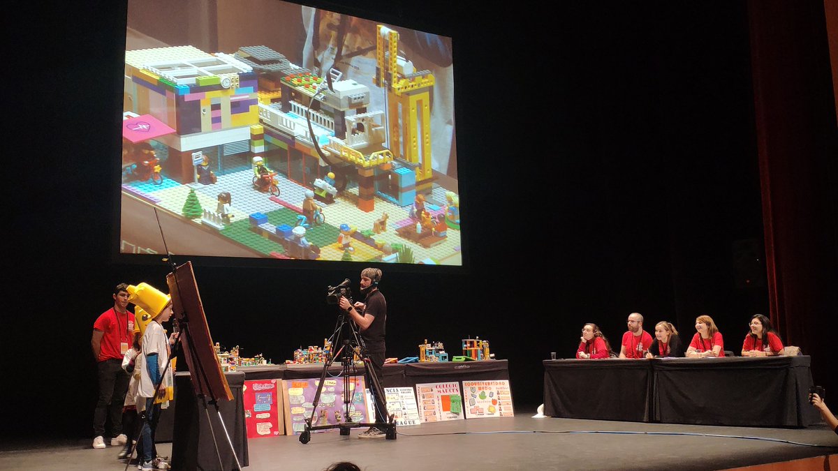 pamplonetario's tweet photo. Hoy es el día de #FllNa y ya están todos los equipos en @baluarte presentando sus proyectos. Aquí los pequeños de la #FllJunior con sus edificios, accesibles y sostenibles #boomtownbuild https://t.co/8RhDYACcrF