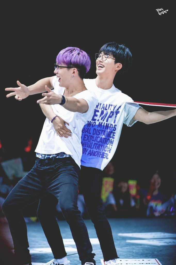 just Jiwon and Hanbin being playful with eachother 