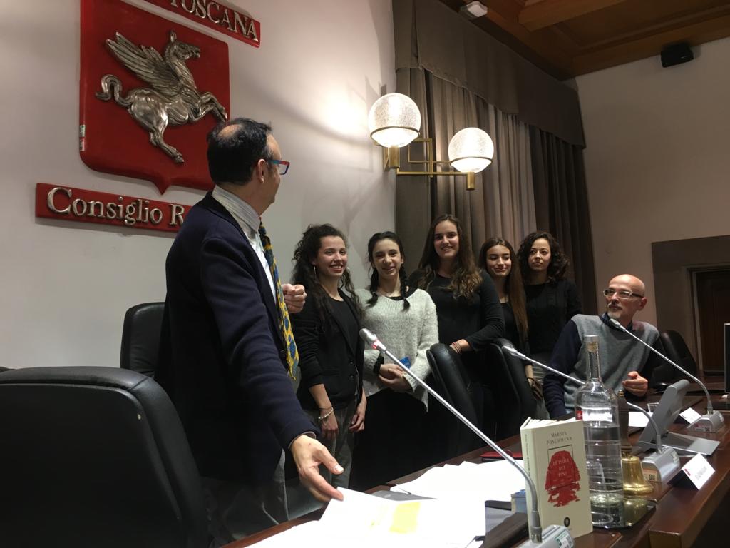 TempodelCeppo's tweet photo. Attimi e ricordi dell’incontro con Marion Poschmann, che ha presentato a Firenze al Consiglio regionale della Toscana la sua «lectio» e il libro “Le isole dei pini”, edito da Bompiani.

#MarionPoschmann #PremioCeppo2020 https://t.co/ZjzLKv1J7p