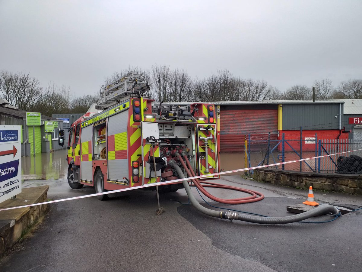 WYFRS's tweet photo. ⚠️Update⚠️

We will continue to work with staff from the @EnvAgencyYNE and @MyWakefield at Horbury, Wakefield protecting properties from surface water flooding. 
We have appliances from Mirfield, Dewsbury and Ossett attending.  🚒🚒🚒

#StormDennis 
#Teamwork 
@WYRForum https://t.co/0wr5mXItJW