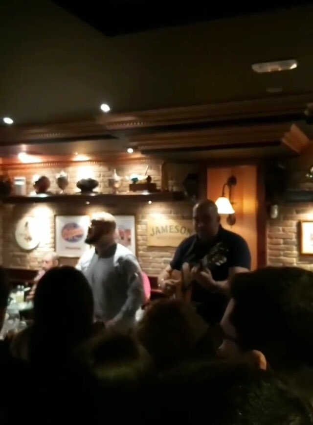 Gran noche de carnaval la que pudimos vivir ayer en Alcalá Del Valle en <a href="/PubAnfora/">Pub Anfora Alcala</a> con dos grandes del carnaval gaditano como son <a href="/lalibandolero/">Lali</a> <a href="/GermanGRendon/">Germán Rendón</a> No defraudaron y nos hicieron vivir grandes momentos. Desde la <a href="/labambaalcala/">Asociación CC La Bamba</a> muchísimas gracias a todos!!! #carnaval