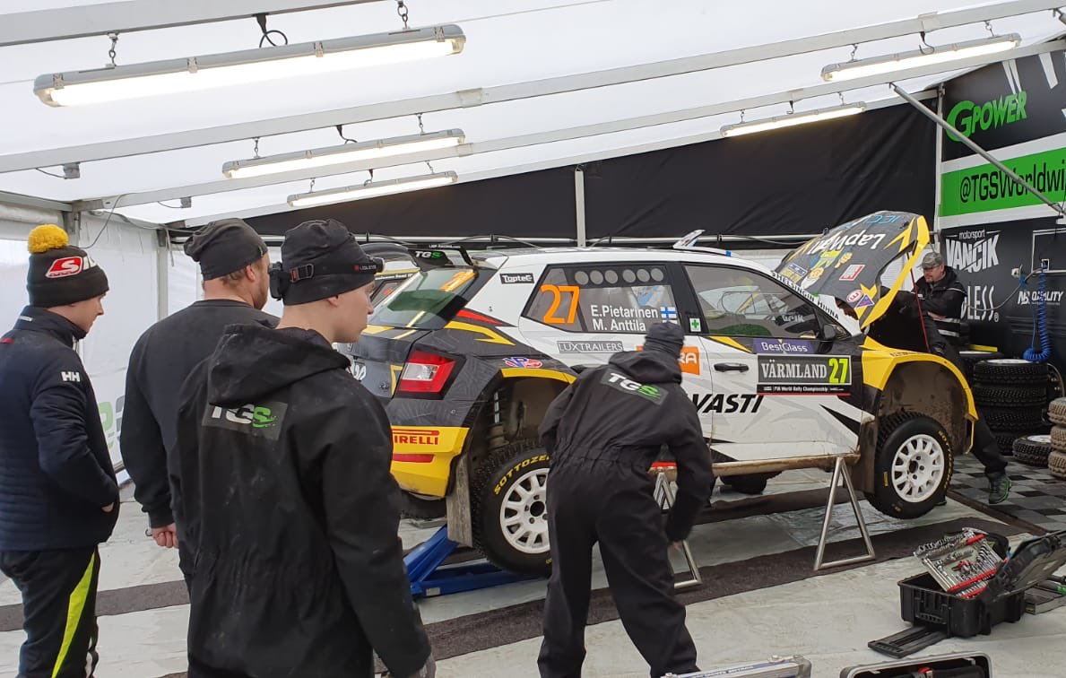 Heavy rain here in Torsby for the last stage of <a href="/RallySweden/">Rally Sweden</a> ! We are currently at the service and we will be in the stage at 13:13 🍀 

#WRC #RallySweden #TGS #Silvasti