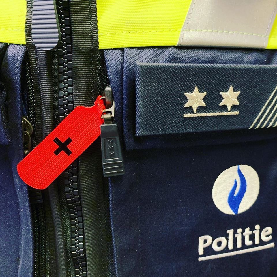 wist je dat iedereen van het operationeel kader bij de Lokale Politie Antwerpen een opleiding TECC ,Tactical Emergency Casualty Care, heeft gehad? standaard dragen zijn hun tourniquet in de linkerborstzak van de kogelwerende vest. <a href="/PZAntwerpen/">Politie Antwerpen</a>