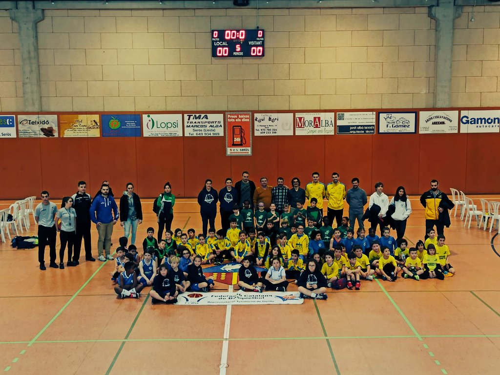 RTLleidaFCBQ's tweet photo. Foto de família de la #TrobadesEscolaRT a Borges, Fraga i Seròs 

#RTLleida #BàsquetLleidatà #BàsquetCatalà https://t.co/hicx1YmQm7