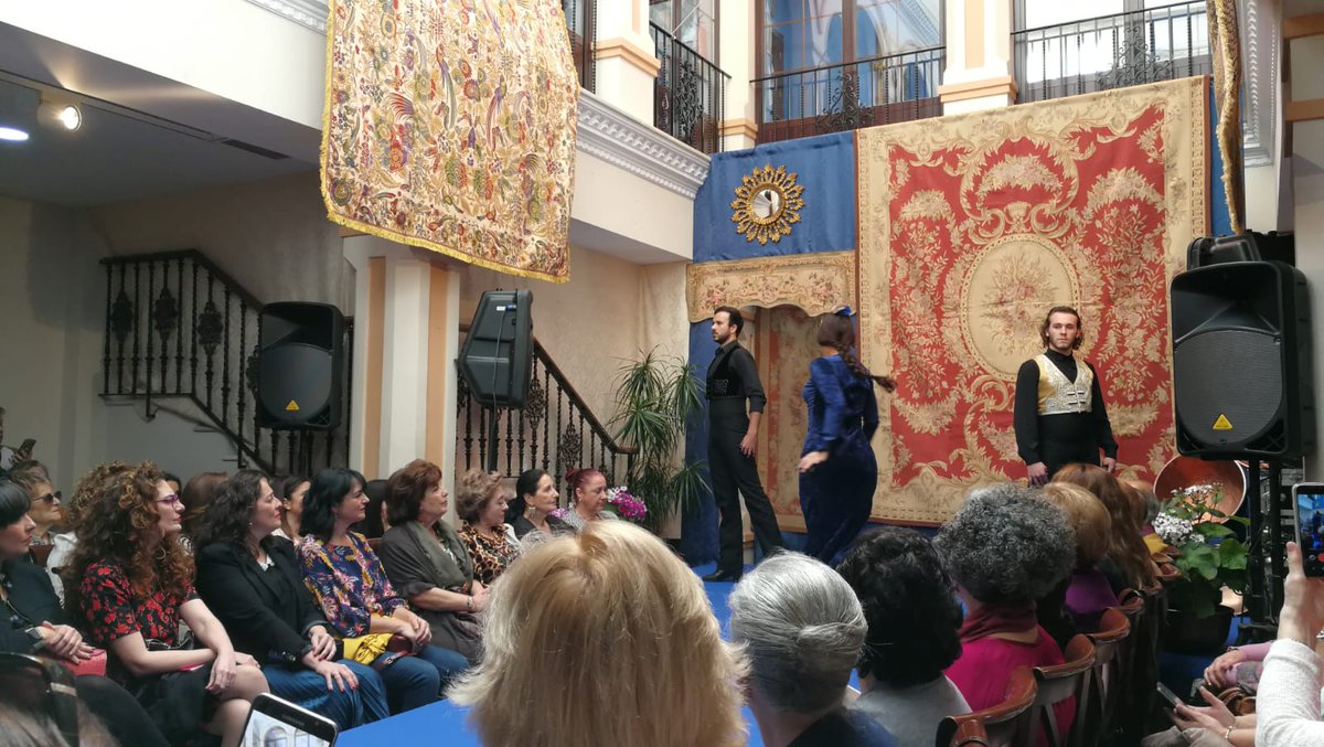HdadCalleReal's tweet photo. Gran ambiente en el IX Desfile de Moda Flamenca, presentado por César Cadaval.

#Castilleja #HermandadCalleReal https://t.co/qVLKjfr3rt