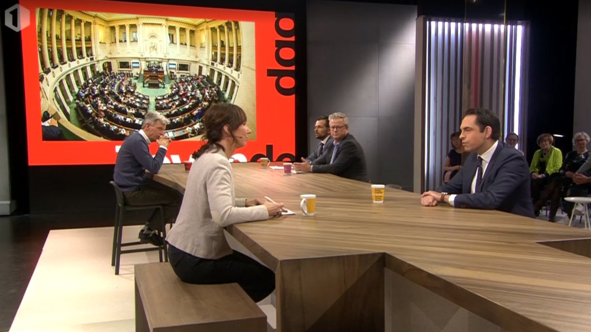 vlbelang's tweet photo. .@tomvangrieken: "Soms wil ik mijn 'sloef' naar tv gooien als ik politici van @cdenv en @openvld hoor praten over 'verbinden' en 'praten', maar met 800.000 kiezers wordt nooit gepraat. Die worden de dag na de verkiezingen bij het grof huisvuil gezet. Dat aanvaard ik niet." #7dag https://t.co/C5ZJU1HH7Y