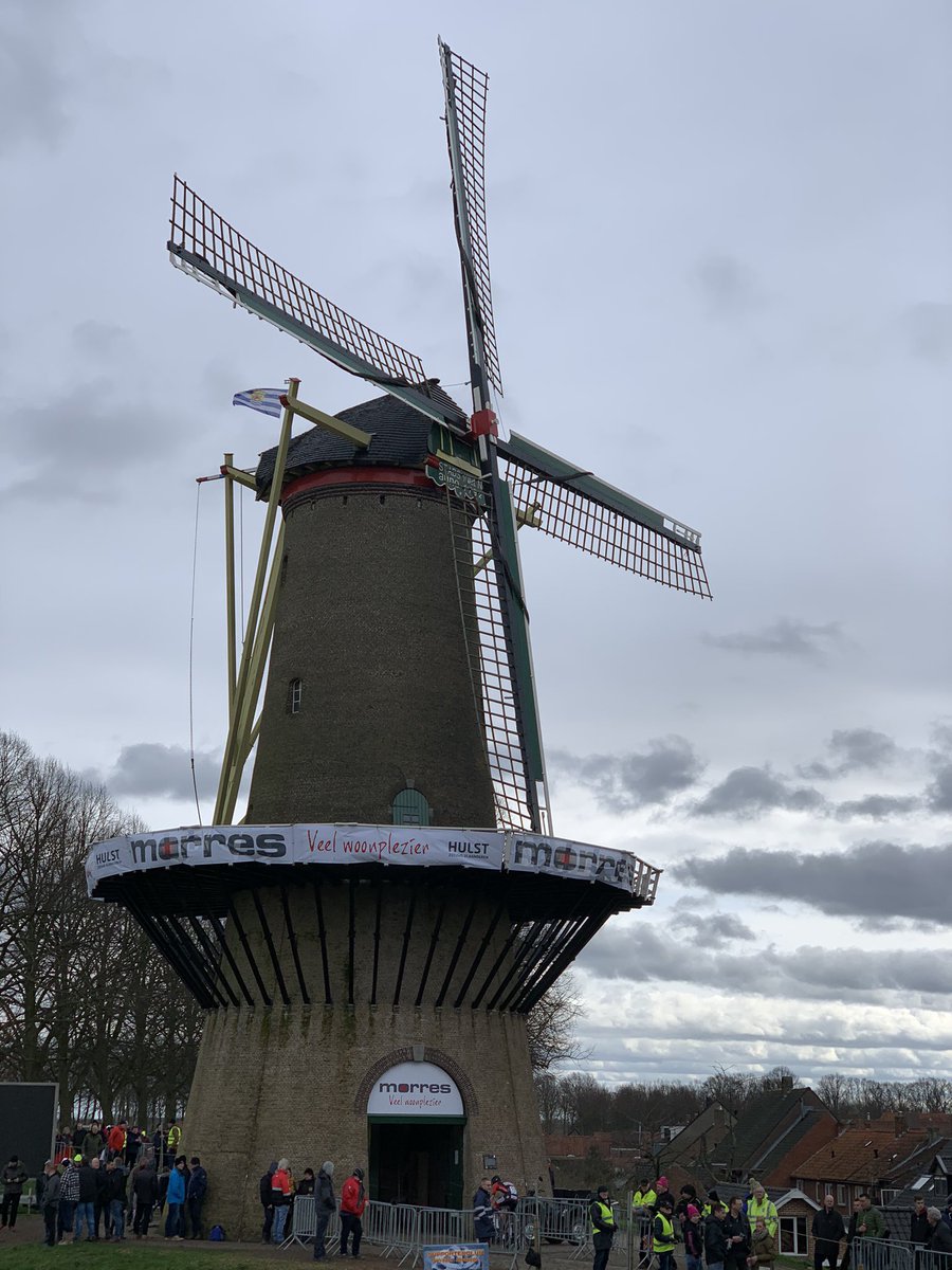 Alleen in #Nederland; veldrijden door een molen #Hulst #Vestingcross @EthiasCross