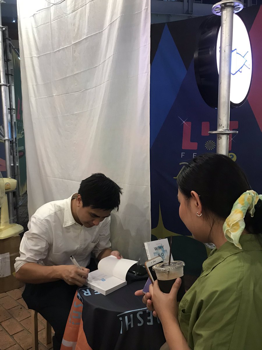 salmonsay's tweet photo. ตอนนี้ ‘พริษฐ์ วัชรสินธุ’ เจ้าของผลงาน ‘Why So Democracy ประชาธิปไตยมีดีอะไร?’ มาแจกลายเซ็นที่บูธแล้วนะจ้ะ :->
#LITFEST2020 #LITFestDebut https://t.co/bU2D5G8Tqs