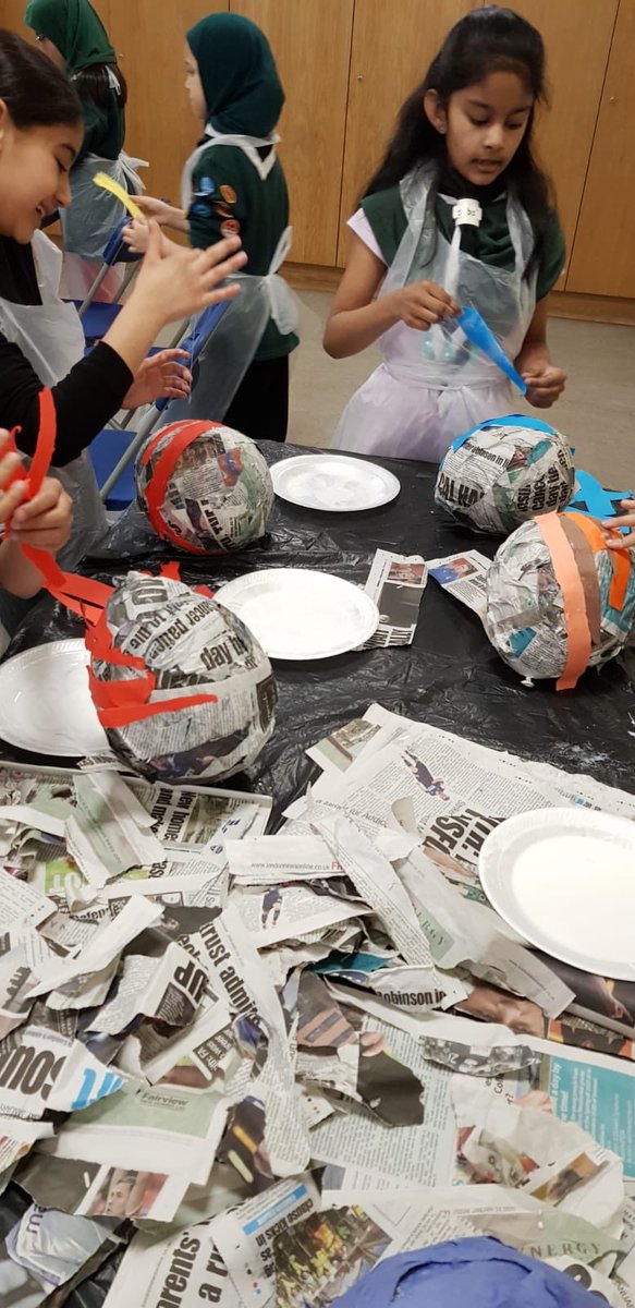 J4YScouts's tweet photo. CG completing Astronomers badge. Learning about planets, making planets with paper mache and loads of fun games too. #girlswanttohavefun #knowledgeispower #scoutingskills #skillsforlife https://t.co/iYcnXqZ3NH