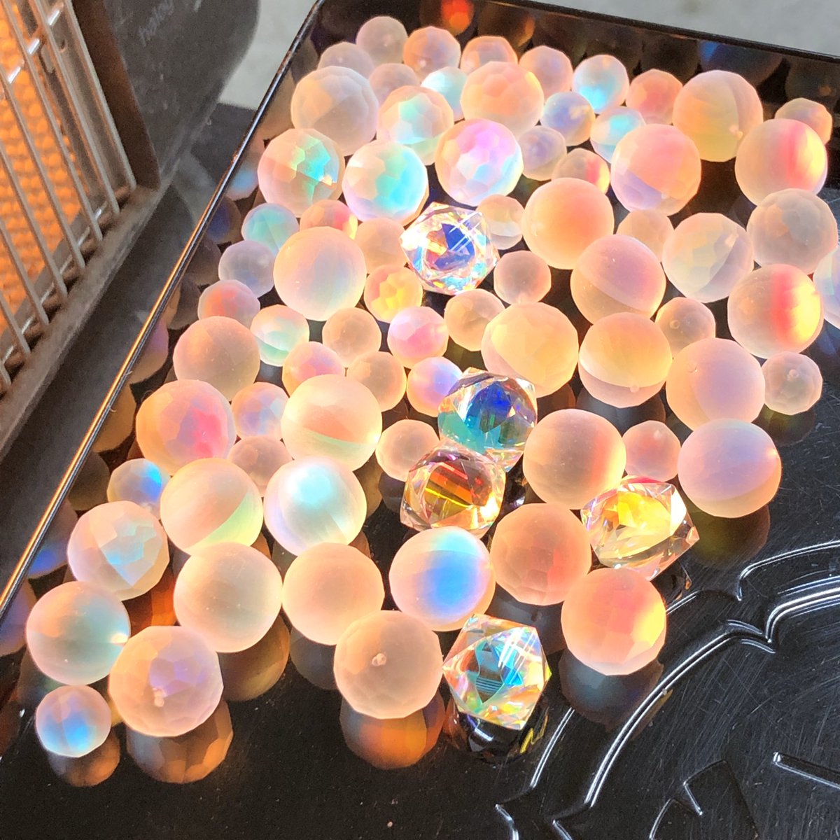 Glass工房ココロイロ Twitterissa 虹色の飴玉たくさんできました ヒーターの前で乾燥中 Glass工房ココロイロ Twitterissa 虹色の飴玉たくさんできました ヒーターの前で乾燥中