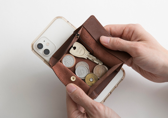 キャッシュレスが浸透し、スマホだけ持ち出せば、不自由なく外出できる時代になった、とはいえ、多少の現金やカード、家の鍵は結局持ち運ばないといけないのが面倒･･･というみなさんに、スマホに貼る財布「SLICE」を作りました！

「Makuake」で応援購入を受け付け中です

soo.nr/l8Ii