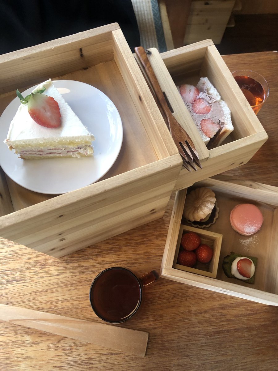 cappuchino5022's tweet photo. 🍧見ただけでも美味しそうに
見えるデザート😍😋🍰🧁🍩
種類毎に食べてもおいしい😍🥞🧇
見ただけでも可愛くて食べるのがもったいなかったけど置いて行く訳にはならないでしょう?😎🤩
💟#eert
💟#カフェ
💟#きれいなカフェー
💟#ソウルグルメ
💟#韓国飲食店
💟#デザート
💟#韓国整形
💟#整形情報 https://t.co/HykHaFylce