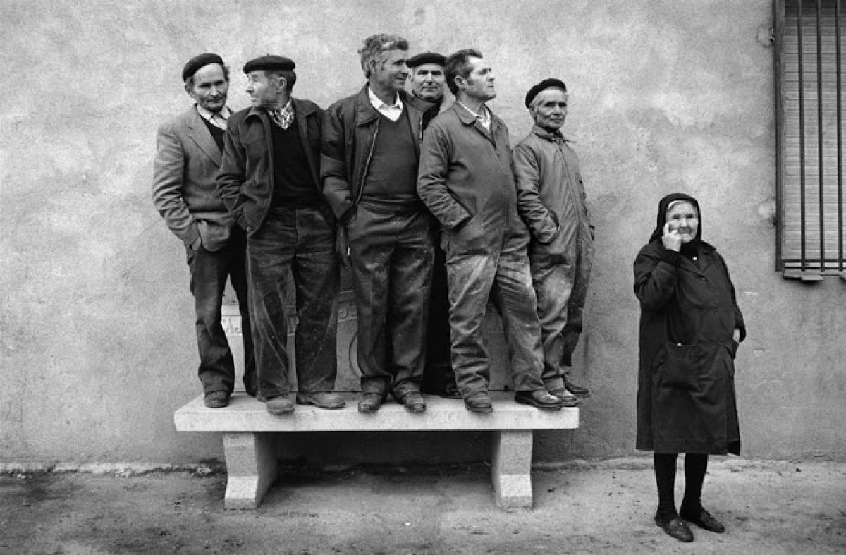 jjmunozrengel's tweet image. Vamos con el más difícil todavía: ¿alguien se siente capaz de escribir un microrrelato de un solo tuit a partir de esta imagen SIN recurrir a la parada de autobús?