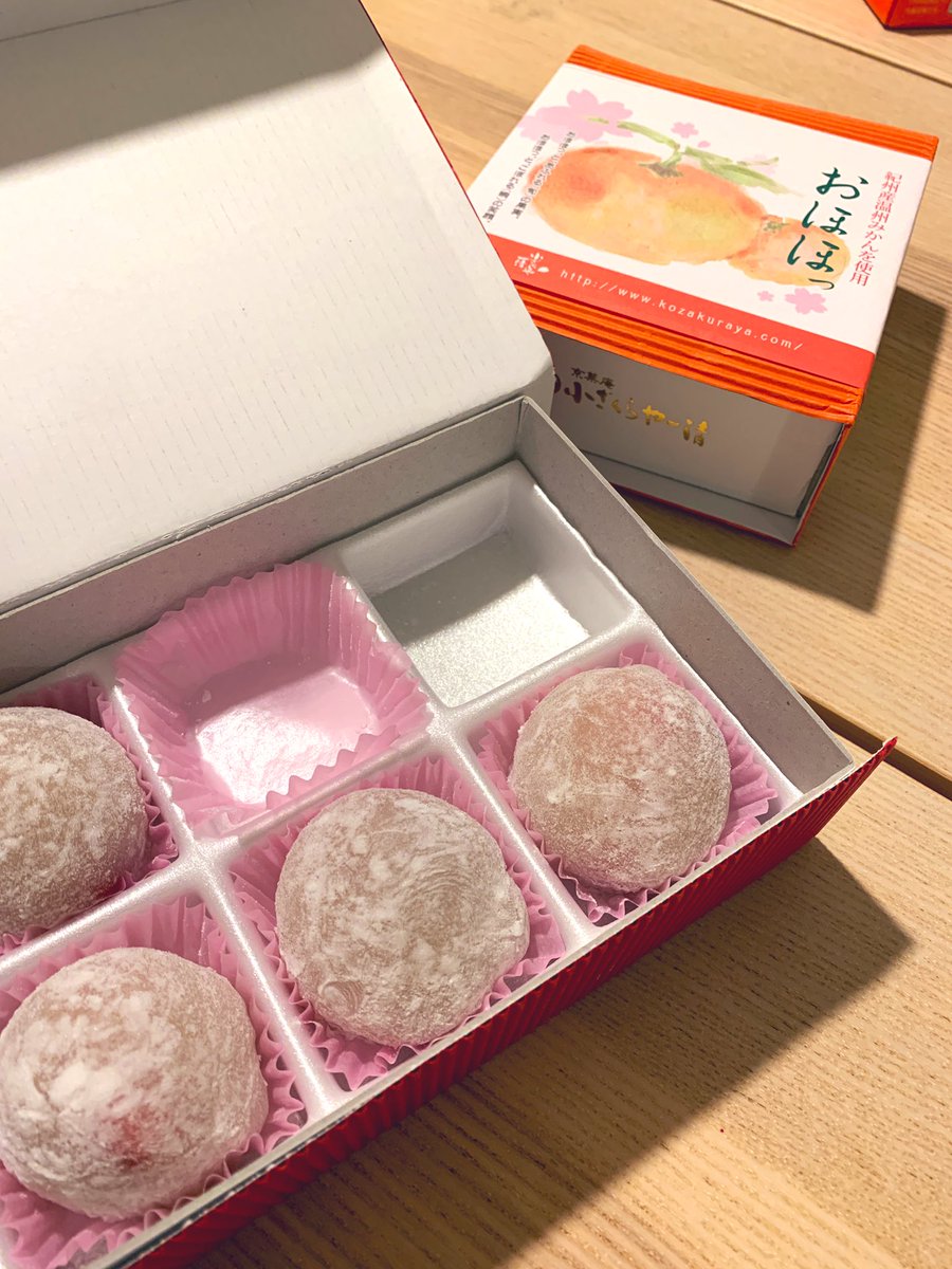#アニゲーフェス 終わりでこのみんから教えてもらって買った名古屋のお土産「おほほっ」どえりゃー美味しいです。餡子は無いので甘いものが苦手な方も食べやすそう。中に入るフルーツは季節で変わる？らしいです。

単純に食レポでした。

〜fin.〜