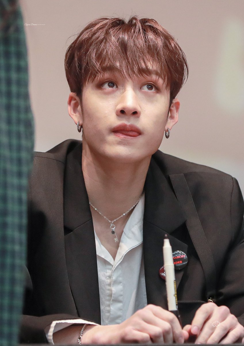 I’ve always loved the way he’s looking up. This makes him even more tiny n adorb ㅠㅠㅠㅠㅠㅠ 차니야ㅑㅑㅑㅑㅑㅑ  #방찬  #BangChan  #Chris  #CB97  #StrayKids — (40/366)
